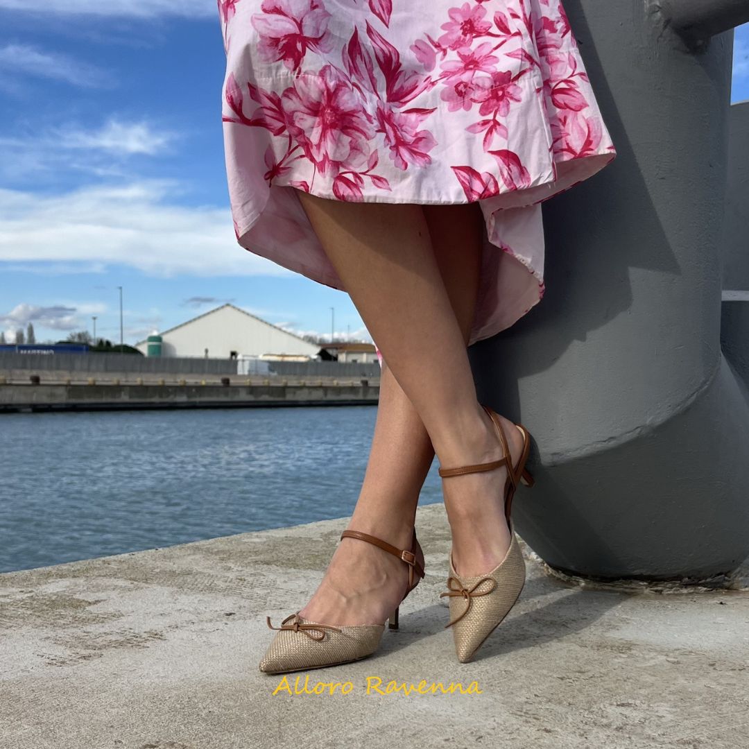 chanel in rafia vera pelle taupe cuoio fiocco fiocchetto punta tacco a spillo basso 5 cm cinturino alla caviglia regolabile fondo in cuoio eleganti donna 1