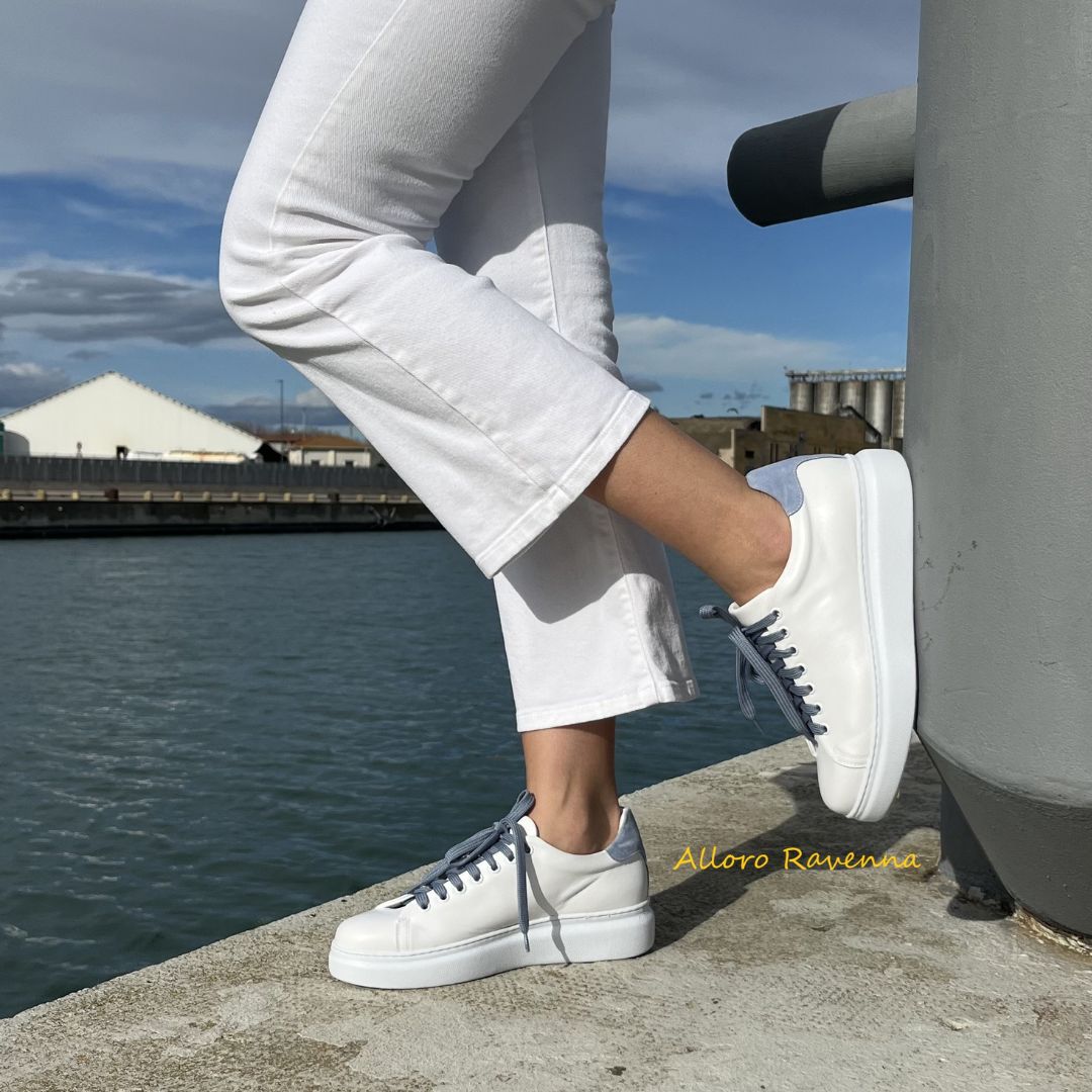 sneakers bianche in vera pelle dettaglio retro in camoscio celeste azzurro lacci tono su tono fondo in gomma ginniche comode donna 1