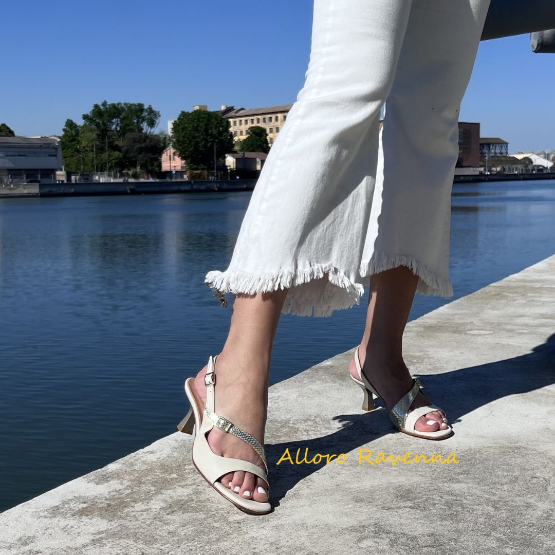 sandali con tacco comodo basso panna vipera serpente oro platino dettaglio cinturino regolabile eleganti donna 1