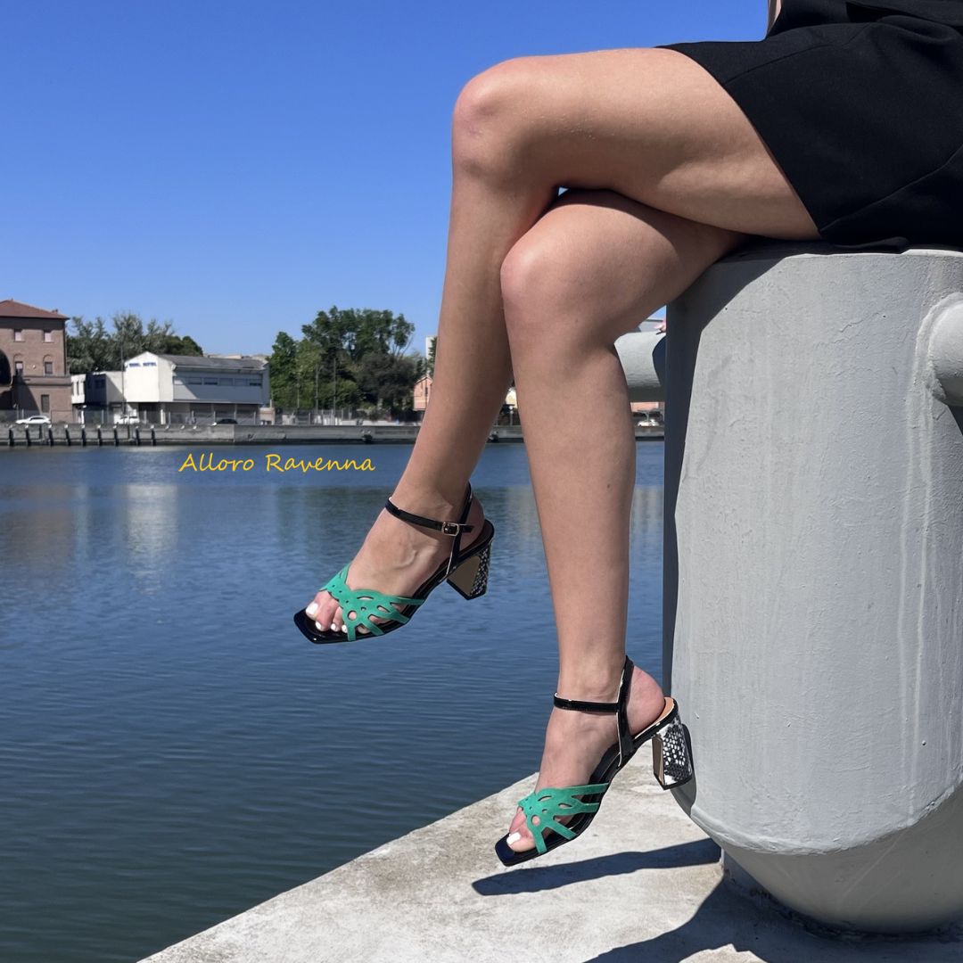 sandali con tacco comodo largo stabile fantasia animalier pitone dettaglio in camoscio verde colorato bicolor cinturino alla caviglia estate eleganti donna 1